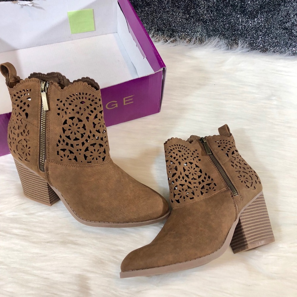 Cutout detailed ankle booties